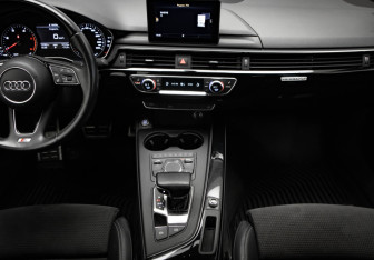 Подержанный автомобиль Audi A4 Sedan 2017 года (17 фото)