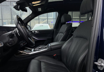 Подержанный автомобиль BMW X7 2022 года (23 фото)