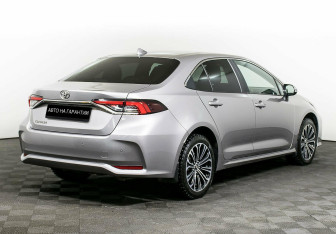 Подержанный автомобиль Toyota Corolla Sedan 2019 года (5 фото)
