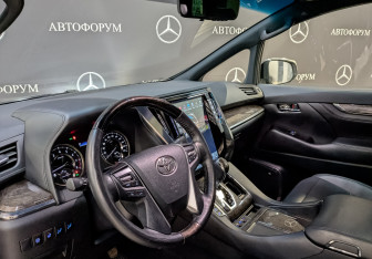Подержанный автомобиль Toyota Alphard 2019 года (15 фото)