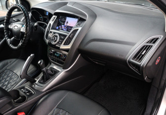 Подержанный автомобиль Ford Focus Sedan 2011 года (8 фото)