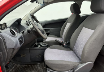 Подержанный автомобиль Ford Fiesta Hatchback 2006 года (10 фото)