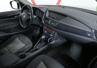 Подержанный автомобиль BMW X1 2011 года (8 фото)