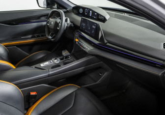 Подержанный автомобиль Changan UNI-V 2024 года (11 фото)