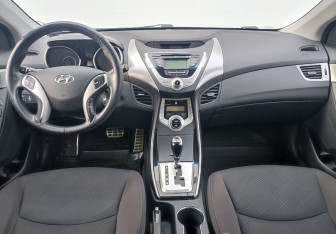 Подержанный автомобиль Hyundai Elantra Sedan 2012 года (12 фото)
