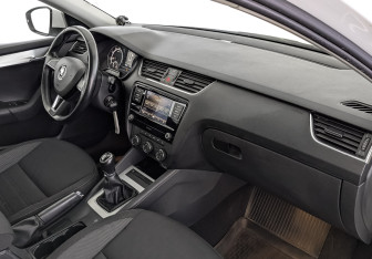 Подержанный автомобиль Skoda Octavia Liftback 2019 года (13 фото)