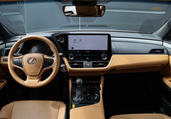 Подержанный автомобиль Lexus ES 2025 года (11 фото)