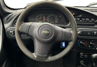 Подержанный автомобиль Chevrolet Niva 2014 года (12 фото)