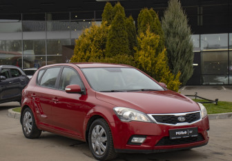 Подержанный автомобиль Kia Ceed Hatchback 2011 года (3 фото)