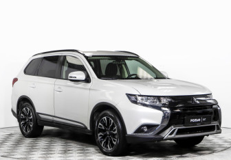Подержанный автомобиль Mitsubishi Outlander 2022 года (2 фото)