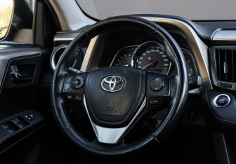 Подержанный автомобиль Toyota RAV4 2013 года (11 фото)