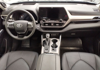 Подержанный автомобиль Toyota Highlander 2025 года (9 фото)