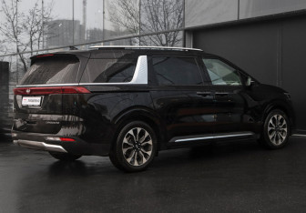 Подержанный автомобиль Kia Carnival 2021 года (5 фото)