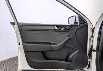 Подержанный автомобиль Skoda Rapid Liftback 2019 года (19 фото)
