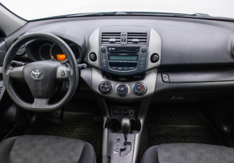 Подержанный автомобиль Toyota RAV4 2012 года (13 фото)