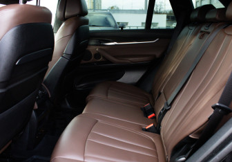 Подержанный автомобиль BMW X5 2013 года (12 фото)