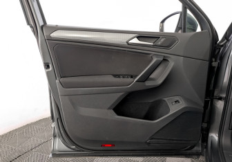 Подержанный автомобиль Volkswagen Tiguan 2021 года (19 фото)