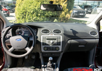 Подержанный автомобиль Ford Focus Hatchback 2006 года (9 фото)