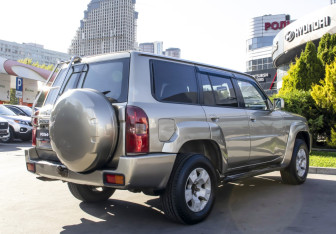Подержанный автомобиль Nissan Patrol 2005 года (5 фото)