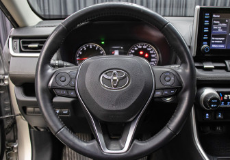 Подержанный автомобиль Toyota RAV4 2020 года (17 фото)