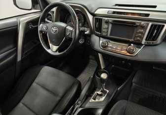 Подержанный автомобиль Toyota RAV4 2013 года (10 фото)