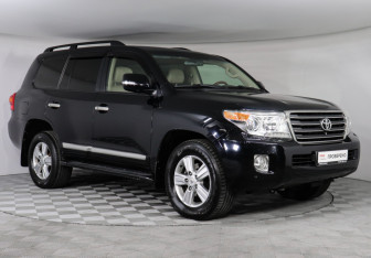 Подержанный автомобиль Toyota Land Cruiser Suv 2012 года (3 фото)