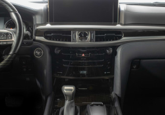 Подержанный автомобиль Lexus LX 2018 года (12 фото)
