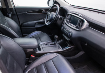 Подержанный автомобиль Kia Sorento 2017 года (9 фото)