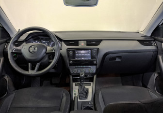 Подержанный автомобиль Skoda Octavia Liftback 2018 года (14 фото)
