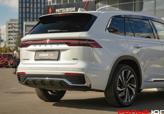 Подержанный автомобиль Geely Monjaro 2025 года (21 фото)