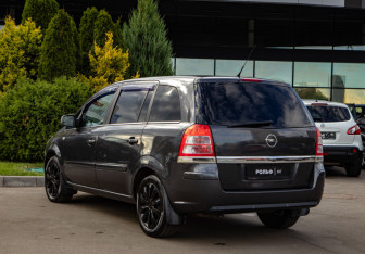 Подержанный автомобиль Opel Zafira Compactvan 2011 года (5 фото)