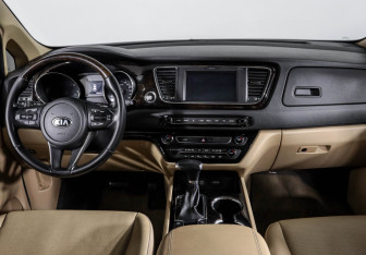 Подержанный автомобиль Kia Carnival 2020 года (12 фото)