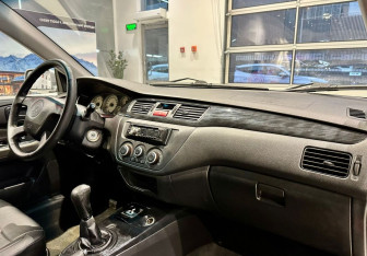 Подержанный автомобиль Mitsubishi Lancer Sedan 2004 года (8 фото)