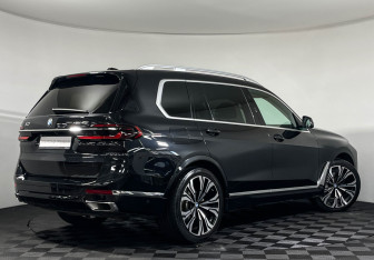 Подержанный автомобиль BMW X7 2022 года (2 фото)