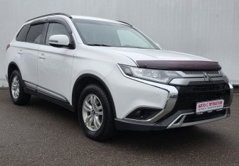Подержанный автомобиль Mitsubishi Outlander 2019 года (3 фото)