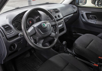 Подержанный автомобиль Skoda Fabia Hatchback 2011 года (14 фото)