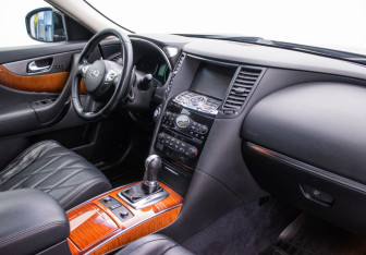 Подержанный автомобиль Infiniti QX70 2014 года (10 фото)