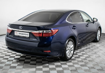 Подержанный автомобиль Lexus ES 2012 года (5 фото)