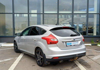 Подержанный автомобиль Ford Focus Hatchback 2012 года (7 фото)