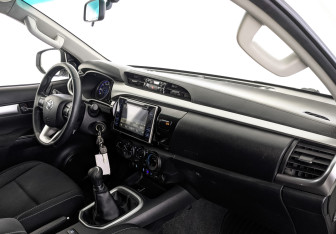 Подержанный автомобиль Toyota Hilux 2016 года (13 фото)