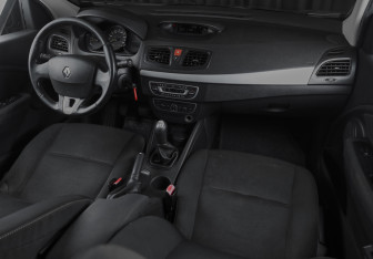 Подержанный автомобиль Renault Fluence 2011 года (14 фото)