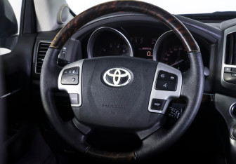 Подержанный автомобиль Toyota Land Cruiser Suv 2012 года (14 фото)