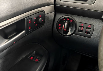 Подержанный автомобиль Volkswagen Touran 2008 года (14 фото)