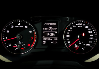 Подержанный автомобиль Audi Q3 2015 года (13 фото)