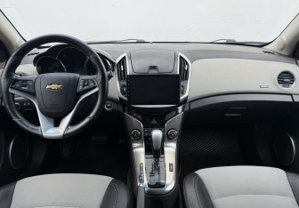Подержанный автомобиль Chevrolet Cruze Wagon 2014 года (12 фото)