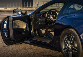 Подержанный автомобиль Ferrari FF 2015 года (14 фото)