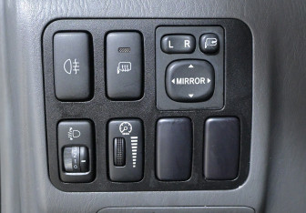 Подержанный автомобиль Toyota Land Cruiser Prado 2007 года (16 фото)
