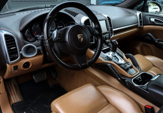Подержанный автомобиль Porsche Cayenne 2012 года (14 фото)