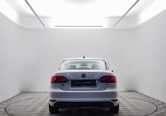 Подержанный автомобиль Volkswagen Jetta Sedan 2014 года (6 фото)