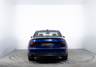 Подержанный автомобиль Audi A4 Sedan 2015 года (6 фото)
